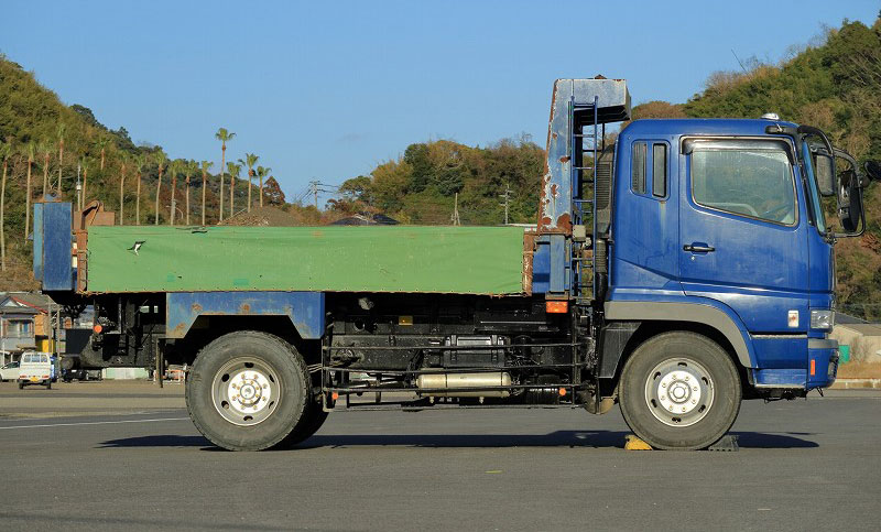 平ボディトラック車